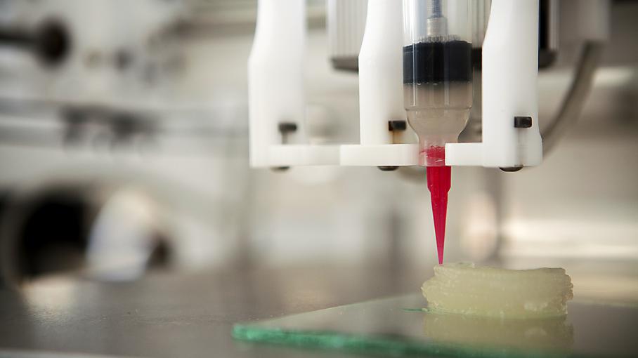 Un homme se fabrique un bras avec une imprimante