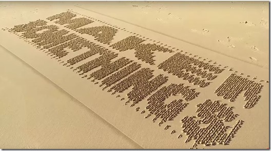 Imprimez-vous des messages sur le sable !
