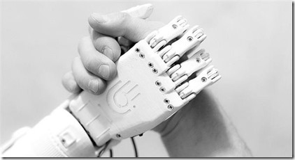 Amputé d’un bras, il imprime son propre bras bionique