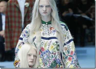 Un défilé de mode avec des têtes de mannequins imprimés