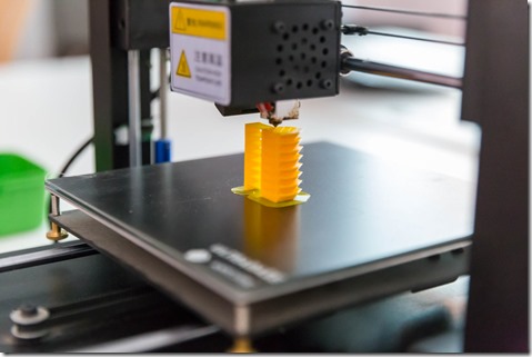 Il aide ses concitoyens en leur imprimant des pièces de rechange