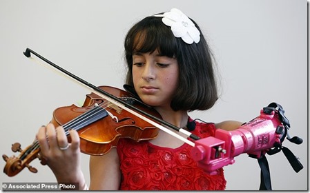 Une jeune violoniste handicapée obtient un bras imprimé
